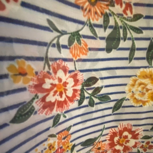 Cabi Penelope Top in Abstract Floral M - Picture 4 of 12